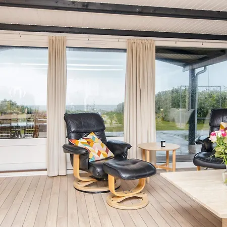 Seaside Retreat With Swing - By Traum Ferienhaus Binderup Strand